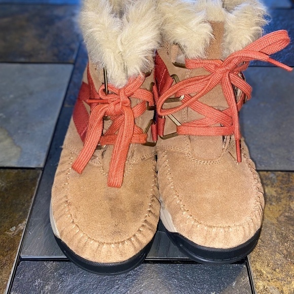 Ladies size 6.5 Columbia lined booties - Picture 1 of 8